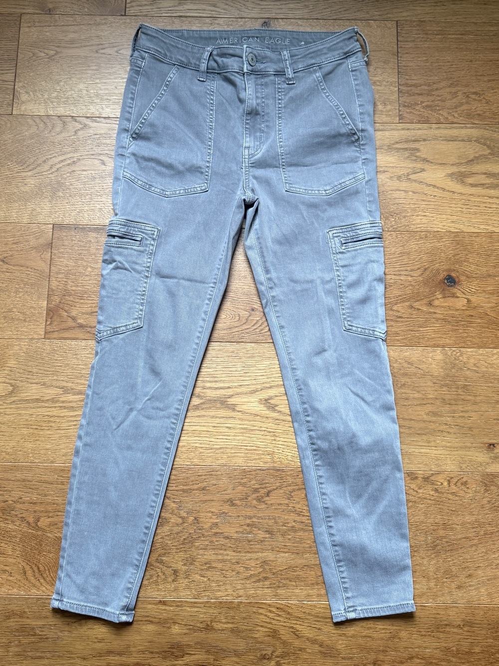 American Eagle Outfitters grey high-waisted cargo jeggings, side pockets.